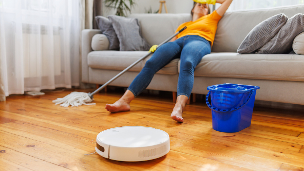 aspirateur robot nettoie le sol à l'eau